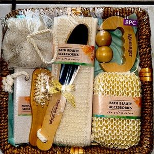 8 piece bath set. Brand new.